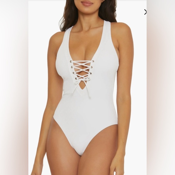 - BECCA Women's Standard Modern Edge One Piece Swimsuit, Plunge Neck, Cris… - Picture 1 of 7